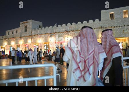 Doha, Katar. 12th Dec, 2022. Nel famoso Souq Waqif, Bazaar, persone, affollato. Visitatori, Coppa del mondo di calcio 2022 in Qatar dal 20,11. - Dalle 18.12.2022 alle Credit: dpa/Alamy Live News Foto Stock