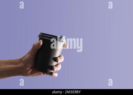 tazza di caffè usa e getta in mano Foto Stock