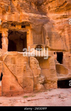 Piccola Petra in Giordania, antiche grotte del sito Nabateo primo piano, Casa dipinta Foto Stock