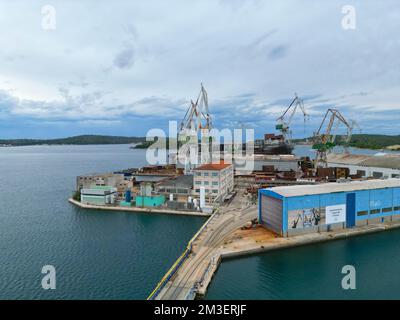 Uljanik cantiere Pula Croazia basso angolo drone vista aerea Foto Stock