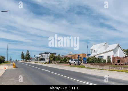 Struisbaai, Sud Africa - 21 settembre 2022: Una scena stradale, con aziende e veicoli, a Struisbaai, nella Provincia del Capo Occidentale Foto Stock