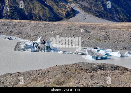 I piccoli iceberg galleggiano nel lago del ghiacciaio Tasman in Nuova Zelanda Foto Stock