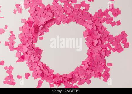 festa creativa, lunare cornice di capanno con carta coriandoli rosa su sfondo bianco, vista dall'alto Foto Stock