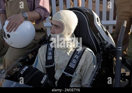 GOODWOOD, WEST SUSSEX/UK - pilota da corsa seduto pronto per la gara al Vintage Racing di Goodwood Revival . Foto Stock