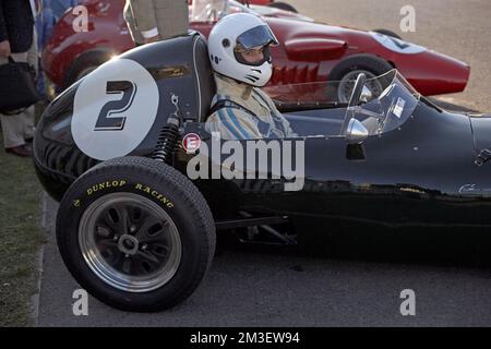 GOODWOOD, WEST SUSSEX/UK - pilota da corsa seduto pronto per la gara al Vintage Racing di Goodwood Revival . Foto Stock