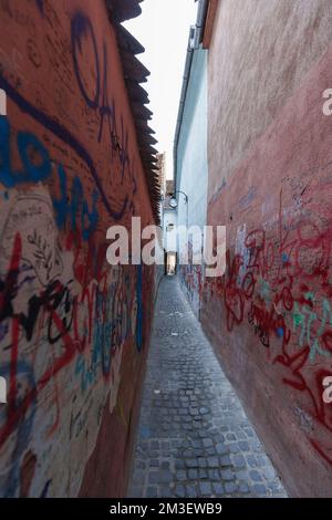 Brasov - Romania, 16 luglio 2022. Strada Sforii (strada della corda) si trova vicino alla porta di Schei, perpendicolare alla strada Cerbului (strada Stag) Foto Stock