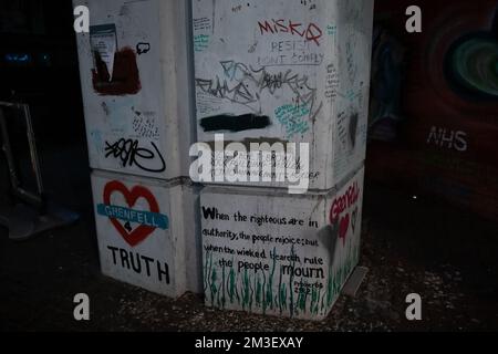 Londra, Regno Unito. 14th dicembre 2022. Graffiti è raffigurato vicino al sito della Grenfell Tower durante la Grenfell Silent Walk da parte di membri della comunità locale e sostenitori. L'evento è stato organizzato per celebrare i cinque anni e mezzo dell'incendio della Grenfell Tower, il 14 giugno 2017, a seguito del quale sono morte 72 persone e oltre 70 sono state ferite. L'inchiesta sulla Torre di Grenfell ha concluso nel novembre 2022 che tutte le morti nell'incendio erano evitabili, ma non sono ancora state portate azioni penali in attesa della preparazione di un rapporto. Credit: Notizie dal vivo di Mark Kerrison/Alamy Foto Stock