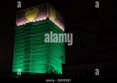 Londra, Regno Unito. 14th dicembre 2022. La Torre di Grenfell è raffigurata durante la camminata silenziosa di Grenfell dai membri della comunità locale e dai sostenitori. L'evento è stato organizzato per celebrare i cinque anni e mezzo dell'incendio della Grenfell Tower, il 14 giugno 2017, a seguito del quale sono morte 72 persone e oltre 70 sono state ferite. L'inchiesta sulla Torre di Grenfell ha concluso nel novembre 2022 che tutte le morti nell'incendio erano evitabili, ma non sono ancora state portate azioni penali in attesa della preparazione di un rapporto. Credit: Notizie dal vivo di Mark Kerrison/Alamy Foto Stock