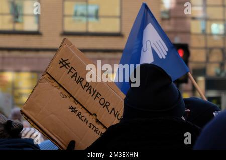 Bristol, Regno Unito. 15th Dec, 2022. Infermieri sostenuti dalla loro Unione il Royal College of Nursing sta intraprendendo un'azione industriale per sostenere una richiesta di retribuzione superiore del 5% all'inflazione. Oltre alla preoccupazione per la loro retribuzione durante una crisi del costo della vita, gli infermieri sono preoccupati per le pressioni sul personale che la professione deve affrontare. Nella foto è raffigurata la linea delle foto fuori dal Bristol Royal Infirmary Hospital. Credit: JMF News/Alamy Live News Foto Stock