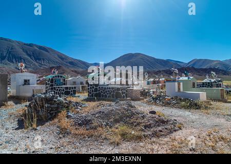 La Poma, Argentina - 11 aprile 2022: Un cimitero nella campagna ai piedi delle Ande Foto Stock