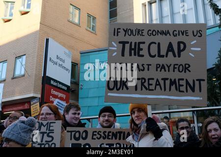 Bristol, Regno Unito. 15th Dec, 2022. Infermieri sostenuti dalla loro Unione il Royal College of Nursing sta intraprendendo un'azione industriale per sostenere una richiesta di retribuzione superiore del 5% all'inflazione. Oltre alla preoccupazione per la loro retribuzione durante una crisi del costo della vita, gli infermieri sono preoccupati per le pressioni sul personale che la professione deve affrontare. Nella foto è raffigurata la linea delle foto fuori dal Bristol Royal Infirmary Hospital. Credit: JMF News/Alamy Live News Foto Stock