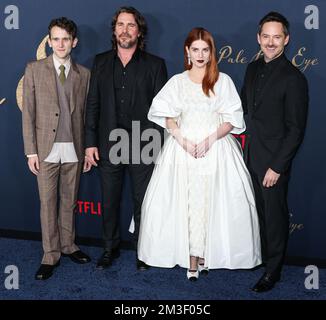 LOS ANGELES, CALIFORNIA, USA - 14 DICEMBRE: Harry Melling, Christian Bale, Lucy Boynton e Scott Cooper arrivano alla Los Angeles Premiere del "The pale Blue Eye" di Netflix, tenutasi presso il Directors Guild of America Theater Complex il 14 dicembre 2022 a Los Angeles, California, Stati Uniti. (Foto di Xavier Collin/Image Press Agency) Foto Stock