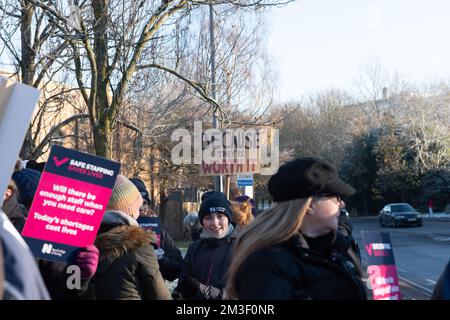 Oxford, Regno Unito. Dicembre 15th 2022 gli infermieri di Oxford, Regno Unito a Oxford hanno intrapreso oggi un'azione di sciopero per promuovere livelli di personale sicuri e una retribuzione equa. Infermieri nel 44 (su 219) Trusts in Inghilterra ha votato per sciopero in un voto storico, con azione sciopero della durata di 12 ore. Le cure critiche (incluse tutte le aree ITU e la chemioterapia) continueranno ad essere disponibili. La RCN dichiara: Ogni membro del personale infermieristico sente un peso pesante di responsabilità per rendere questo sciopero sicuro. I pazienti sono già a grande rischio e non vi aggiungeremo nulla. NELLA FOTO: La linea del John Radcliffe Hospital Bridget Catterall/AlamyLiveNews Foto Stock