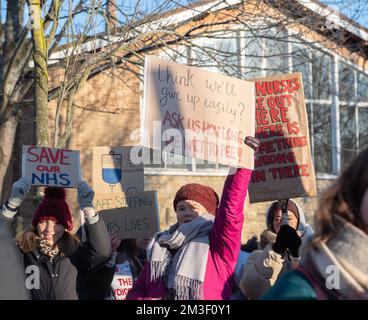 Oxford, Regno Unito. Dicembre 15th 2022 gli infermieri di Oxford, Regno Unito a Oxford hanno intrapreso oggi un'azione di sciopero per promuovere livelli di personale sicuri e una retribuzione equa. Infermieri nel 44 (su 219) Trusts in Inghilterra ha votato per sciopero in un voto storico, con azione sciopero della durata di 12 ore. Le cure critiche (incluse tutte le aree ITU e la chemioterapia) continueranno ad essere disponibili. La RCN dichiara: Ogni membro del personale infermieristico sente un peso pesante di responsabilità per rendere questo sciopero sicuro. I pazienti sono già a grande rischio e non vi aggiungeremo nulla. NELLA FOTO: La linea del John Radcliffe Hospital Bridget Catterall/AlamyLiveNews Foto Stock