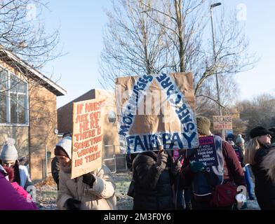 Oxford, Regno Unito. Dicembre 15th 2022 gli infermieri di Oxford, Regno Unito a Oxford hanno intrapreso oggi un'azione di sciopero per promuovere livelli di personale sicuri e una retribuzione equa. Infermieri nel 44 (su 219) Trusts in Inghilterra ha votato per sciopero in un voto storico, con azione sciopero della durata di 12 ore. Le cure critiche (incluse tutte le aree ITU e la chemioterapia) continueranno ad essere disponibili. La RCN dichiara: Ogni membro del personale infermieristico sente un peso pesante di responsabilità per rendere questo sciopero sicuro. I pazienti sono già a grande rischio e non vi aggiungeremo nulla. NELLA FOTO: La linea del John Radcliffe Hospital Bridget Catterall/AlamyLiveNews Foto Stock