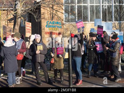 Oxford, Regno Unito. Dicembre 15th 2022 gli infermieri di Oxford, Regno Unito a Oxford hanno intrapreso oggi un'azione di sciopero per promuovere livelli di personale sicuri e una retribuzione equa. Infermieri nel 44 (su 219) Trusts in Inghilterra ha votato per sciopero in un voto storico, con azione sciopero della durata di 12 ore. Le cure critiche (incluse tutte le aree ITU e la chemioterapia) continueranno ad essere disponibili. La RCN dichiara: Ogni membro del personale infermieristico sente un peso pesante di responsabilità per rendere questo sciopero sicuro. I pazienti sono già a grande rischio e non vi aggiungeremo nulla. NELLA FOTO: La linea del John Radcliffe Hospital Bridget Catterall/AlamyLiveNews Foto Stock