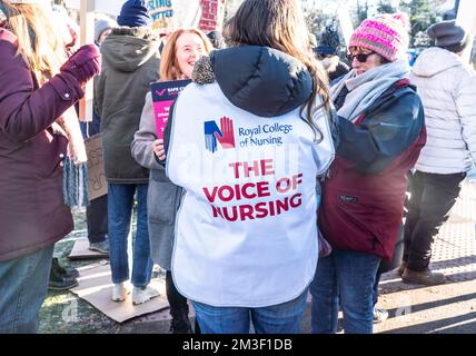 Oxford, Regno Unito. Dicembre 15th 2022 gli infermieri di Oxford, Regno Unito a Oxford hanno intrapreso oggi un'azione di sciopero per promuovere livelli di personale sicuri e una retribuzione equa. Infermieri nel 44 (su 219) Trusts in Inghilterra ha votato per sciopero in un voto storico, con azione sciopero della durata di 12 ore. Le cure critiche (incluse tutte le aree ITU e la chemioterapia) continueranno ad essere disponibili. La RCN dichiara: Ogni membro del personale infermieristico sente un peso pesante di responsabilità per rendere questo sciopero sicuro. I pazienti sono già a grande rischio e non vi aggiungeremo nulla. NELLA FOTO: La linea del John Radcliffe Hospital Bridget Catterall/AlamyLiveNews Foto Stock