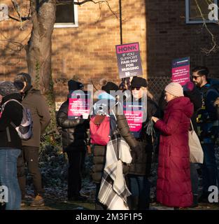 Oxford, Regno Unito. Dicembre 15th 2022 gli infermieri di Oxford, Regno Unito a Oxford hanno intrapreso oggi un'azione di sciopero per promuovere livelli di personale sicuri e una retribuzione equa. Infermieri nel 44 (su 219) Trusts in Inghilterra ha votato per sciopero in un voto storico, con azione sciopero della durata di 12 ore. Le cure critiche (incluse tutte le aree ITU e la chemioterapia) continueranno ad essere disponibili. La RCN dichiara: Ogni membro del personale infermieristico sente un peso pesante di responsabilità per rendere questo sciopero sicuro. I pazienti sono già a grande rischio e non vi aggiungeremo nulla. NELLA FOTO: La linea del John Radcliffe Hospital Bridget Catterall/AlamyLiveNews Foto Stock