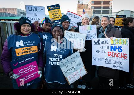 Liverpool, Regno Unito. 15th Dec, 2022. Gli infermieri con cartelloni si riuniscono alla linea di picket fuori dall'Aintree Hospital per uno dei più grandi scioperi NHS della storia. I membri del Royal College of Nursing protestano contro anni di tagli salariali in termini reali e vogliono vedere un aumento salariale del 5 per cento sopra l'inflazione. Credit: Andy Barton/Alamy Live News Foto Stock