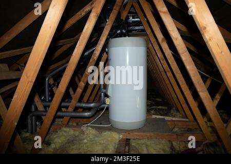 Classe di raccordo Un serbatoio di acqua calda efficiente dal punto di vista energetico nel loft della casa degli anni '90. Foto Stock