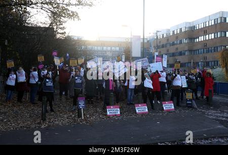 Nottingham, Nottinghamshire, Regno Unito. 15th dicembre 2022. Gli infermieri si trovano su una linea di picket fuori dal Centro medico di QueenÕs dopo che gli infermieri in Inghilterra, Galles e Irlanda del Nord hanno iniziato il primo di due scioperi di un giorno sulla retribuzione. Credit Darren Staples/Alamy Live News. Foto Stock