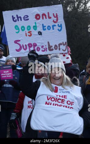 Nottingham, Nottinghamshire, Regno Unito. 15th dicembre 2022. Gli infermieri si trovano su una linea di picket fuori dal Centro medico di QueenÕs dopo che gli infermieri in Inghilterra, Galles e Irlanda del Nord hanno iniziato il primo di due scioperi di un giorno sulla retribuzione. Credit Darren Staples/Alamy Live News. Foto Stock