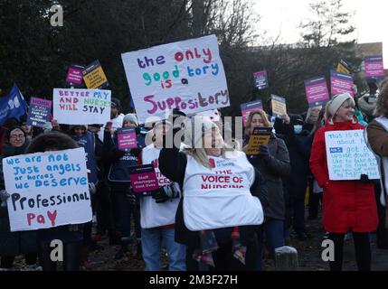 Nottingham, Nottinghamshire, Regno Unito. 15th dicembre 2022. Gli infermieri si trovano su una linea di picket fuori dal Centro medico di QueenÕs dopo che gli infermieri in Inghilterra, Galles e Irlanda del Nord hanno iniziato il primo di due scioperi di un giorno sulla retribuzione. Credit Darren Staples/Alamy Live News. Foto Stock