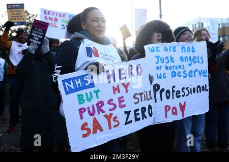 Nottingham, Nottinghamshire, Regno Unito. 15th dicembre 2022. Gli infermieri si trovano su una linea di picket fuori dal Centro medico di QueenÕs dopo che gli infermieri in Inghilterra, Galles e Irlanda del Nord hanno iniziato il primo di due scioperi di un giorno sulla retribuzione. Credit Darren Staples/Alamy Live News. Foto Stock