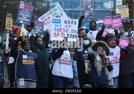 Nottingham, Nottinghamshire, Regno Unito. 15th dicembre 2022. Gli infermieri si trovano su una linea di picket fuori dal Centro medico di QueenÕs dopo che gli infermieri in Inghilterra, Galles e Irlanda del Nord hanno iniziato il primo di due scioperi di un giorno sulla retribuzione. Credit Darren Staples/Alamy Live News. Foto Stock