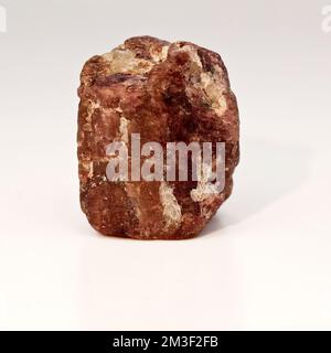 Macro foto a colori di ''Red Tourmaline' una gemma di cristallo semi preziosa utilizzata nella terapia di guarigione dei cristalli. Minerale di gruppo Foto Stock