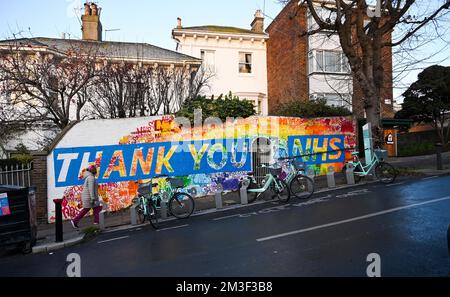 Brighton UK 15th dicembre 2022 - Un murale Thank you NHS a Brighton il primo giorno degli scioperi infermieri . : Credit Simon Dack / Alamy Live News Foto Stock