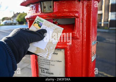 Le cartoline di Natale sono state inviate da una casella postale rossa a Brighton durante gli scioperi della Royal Mail del dicembre 2022 nel Regno Unito Foto Stock