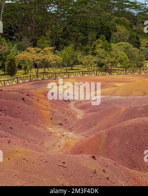 Chamarel Seven Colored Earth Geopark nel quartiere di Riviere noire. Colorato paesaggio panoramico su questa formazione geologica vulcanica che è uno di Foto Stock