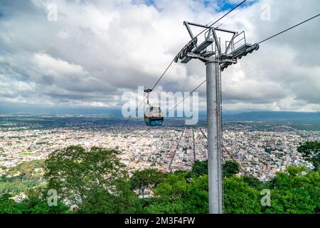 Salta, Argentina - 8 aprile 2022: Panorama della città argentina di Salta in Sud America Foto Stock