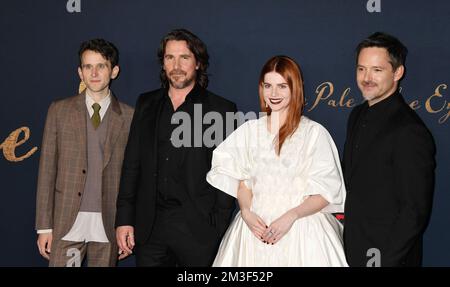 Los Angeles, California, Stati Uniti. 14th Dec, 2022. (L-R) Harry Melling, Christian Bale, Lucy Boynton e Scott Cooper partecipano alla prima "The pale Blue Eye" di Los Angeles al DGA Theater Complex il 14 dicembre 2022 a Los Angeles, California. Credito: Jeffrey T. Mayer/JTM Photos/Media Punch/Alamy Live News Foto Stock