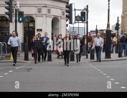 LONDRA, Regno Unito - CIRCA OTTOBRE 2022: Persone nel centro di Londra Foto Stock