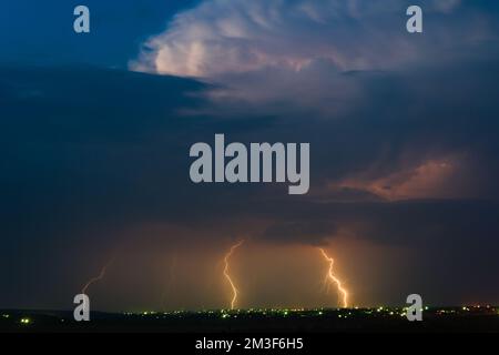 Vista panoramica di una nuvola di tempeste illuminata da lampi di fulmini Foto Stock