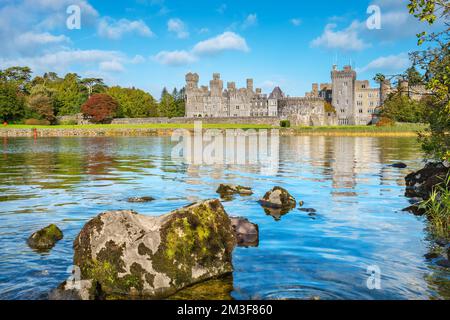 Vista della costa di Lough Corrib con il castello di Ashford sullo sfondo. Cong, County Mayo, Irlanda Foto Stock
