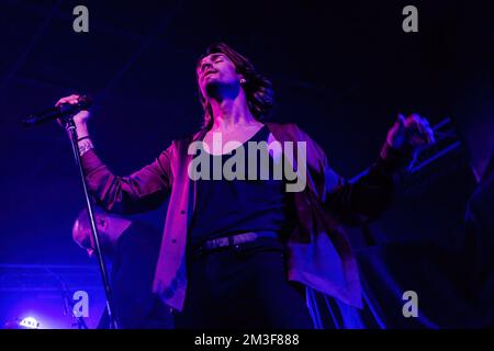 Kiliyan Maguire di Charming Liars suona dal vivo al Legend Club. Foto Stock