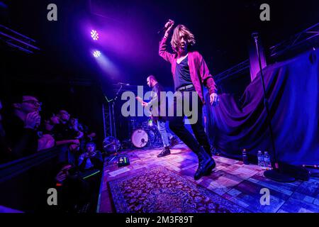 Kiliyan Maguire di Charming Liars suona dal vivo al Legend Club. Foto Stock