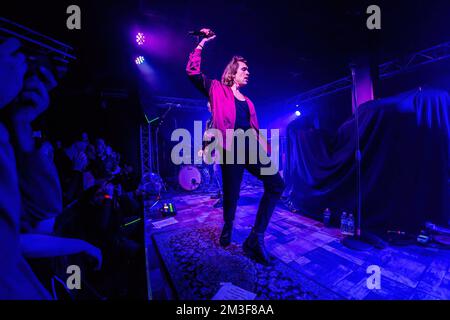 Kiliyan Maguire di Charming Liars suona dal vivo al Legend Club. Foto Stock