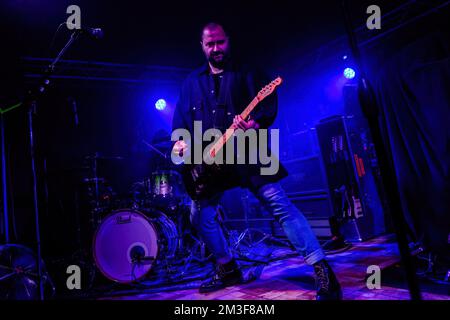 Karnig Manoukian di Charming Liars suona dal vivo al Legend Club. Foto Stock