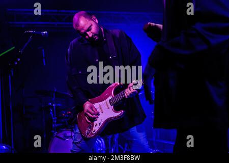 Karnig Manoukian di Charming Liars suona dal vivo al Legend Club. Foto Stock