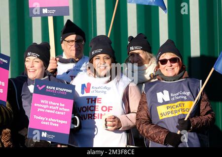 Hereford Hospital, Hereford, Regno Unito – giovedì 15th dicembre 2022 – membri del Royal College of Nursing ( RCN ) in sciopero al di fuori della Stonebow Unit ( assistenza sanitaria mentale ) All'Hereford Hospital a temperature ben al di sotto dello zero - questo è il primo dei due giorni di sciopero previsti in dicembre e il primo giorno di sciopero da quando l'Unione è stata fondata nel 1916. Foto Steven Maggio / Alamy Live News Foto Stock