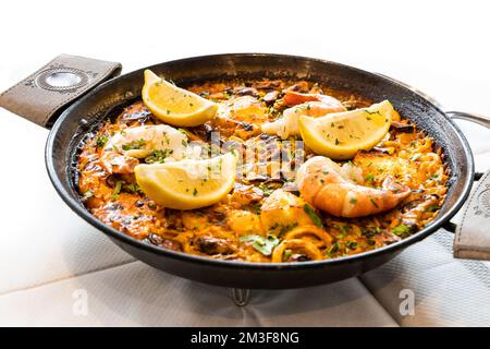 Primo piano della tipica deliziosa paella spagnola con pesce a grandezza naturale Foto Stock