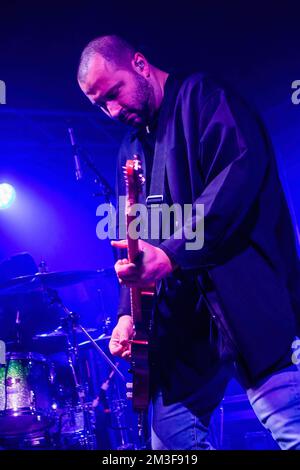 Milano, Italia. 14th Dec, 2022. Karnig Manoukian di Charming Liars suona dal vivo al Legend Club. (Foto di Mairo Cinquetti/SOPA Images/Sipa USA) Credit: Sipa USA/Alamy Live News Foto Stock