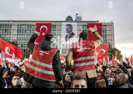 14 dicembre 2022: Il sindaco metropolitano di Istanbul Ekrem Imamoglu, imprigionato e bandito politico, ha avuto una reazione pubblica a Sarachane, Istanbul, Turchia, il 14 dicembre 2022. Ekrem Imamoglu è stato condannato a 2 anni, 7 mesi e 15 giorni di carcere per aver insultato i membri del Comitato Supremo delle elezioni. Il presidente Imamoglu ha invitato il popolo di Istanbul a Sarachane nel suo conto sui social media prima che la decisione fosse annunciata. Dopo la chiamata, molte persone si sono riunite di fronte al comune metropolitano di Istanbul a Sarachane. (Credit Image: © Tolga ILD Foto Stock