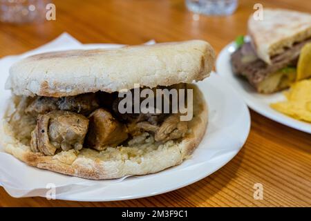 Il Bolo do caco è un focaccia maliano circolare, a forma di torta e così chiamato bolo. Il pane viene servito con una carne marinata con aglio e wi Foto Stock