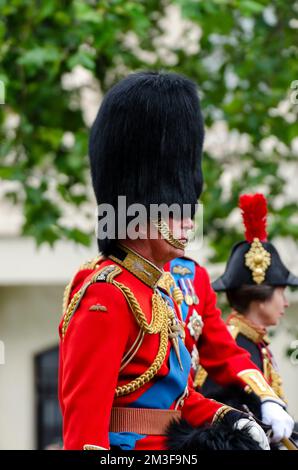 Prince Charles, Duca di Cornovaglia che cavalca a cavallo durante la Trooping the Colour 2016 nel Mall, Londra, Regno Unito. Foto Stock