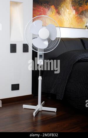 Ventilatore bianco; foto in camera da letto. Foto Stock